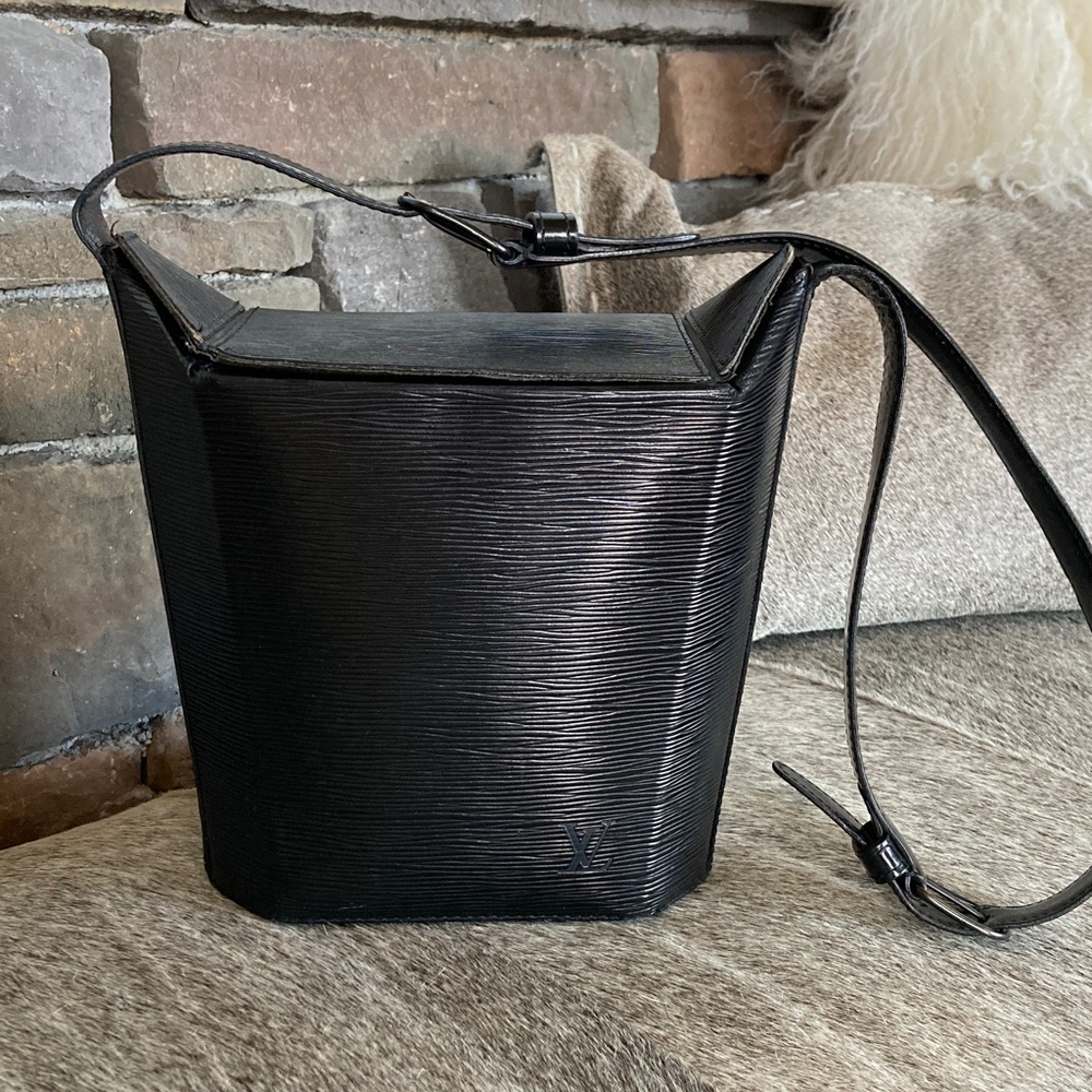 Y2K Vintage Louis Vuitton Black Epi Shoulder Handbag Flap Closure